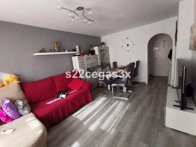 R4940047